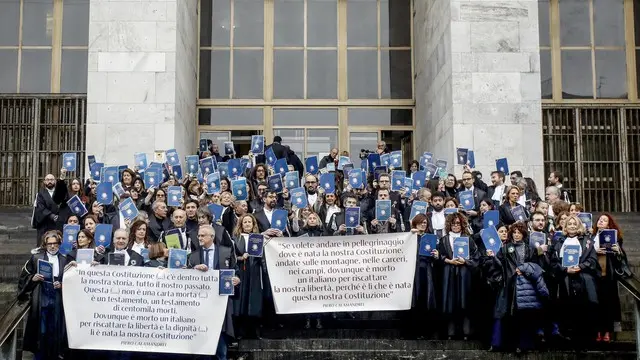 Sit-in dei magistrati milanesi prima della cerimonia per l’inaugurazione dell’anno giudiziario davanti all’ingresso principale del Palazzo di Giustizia a Milano, 25 gennaio 2025. ANSA/MOURAD BALTI TOUATI