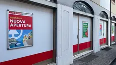 I manifesti che annunciano la prossima apertura del supermercato - © www.giornaledibrescia.it