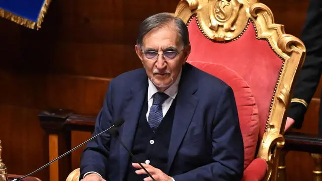 Il presidente del Senato, Ignazio La Russa, nel corso delle comunicazioni del ministro della Difesa, Guido Crosetto, sulla cessione di mezzi, materiali ed equipaggiamenti militari in favore delle autorità governative dell'Ucraina,a Roma, 21 gennaio 2025. ANSA/MAURIZIO BRAMBATTI