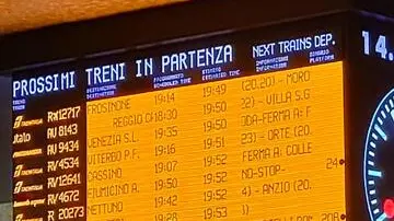 Disagi alla Stazione Termini di Roma per i ritardi dei treni in arrivo e in partenza, 14 gennaio 2025. ANSA