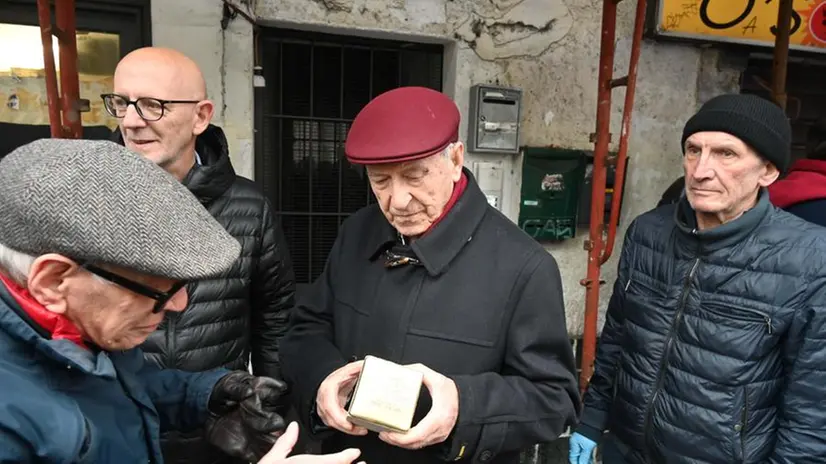 La posa delle pietre d’inciampo a Brescia