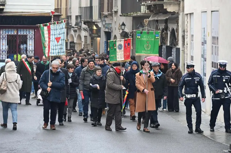 La posa delle pietre d’inciampo a Brescia