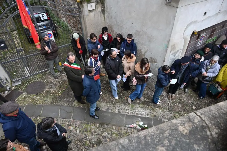 La posa delle pietre d’inciampo a Brescia