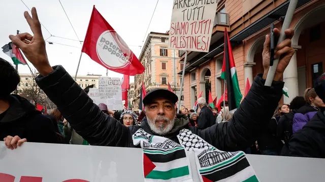 Un momento del corteo pro Palestina organizzato dall'Associazione studenti palestinesi, Api e Rete Antisionista, Roma, 25 Gennaio 2025.ANSA/GIUSEPPE LAMI