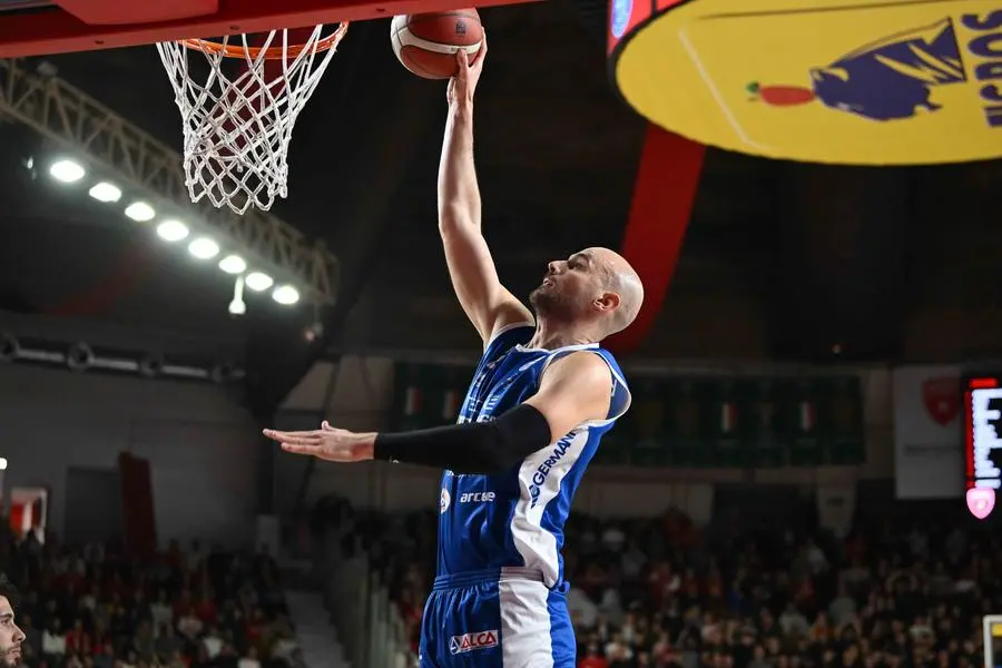 Basket, gli scatti di Varese-Germani