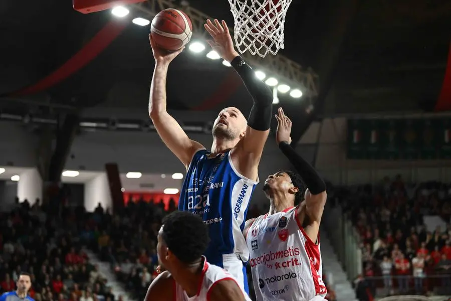 Basket, gli scatti di Varese-Germani