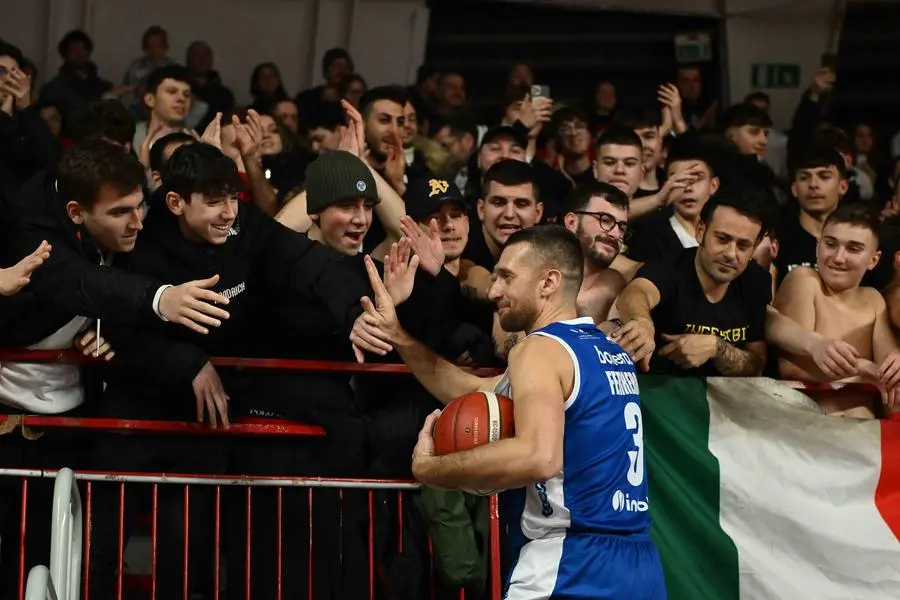 Basket, gli scatti di Varese-Germani