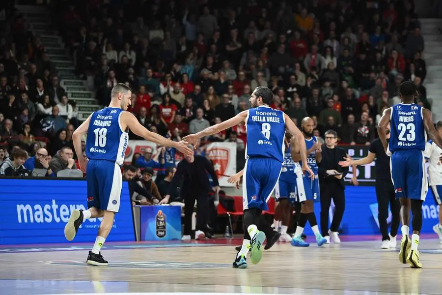 Basket, gli scatti di Varese-Germani