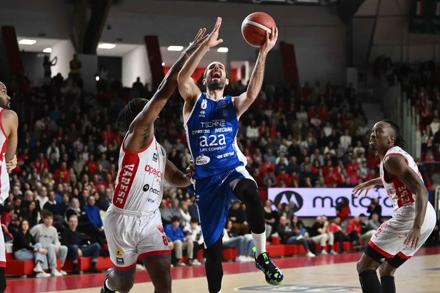 Basket, gli scatti di Varese-Germani