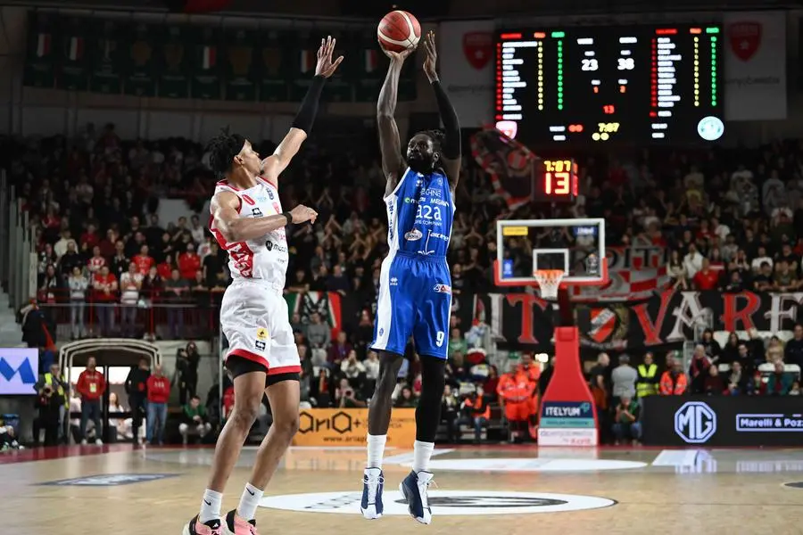 Basket, gli scatti di Varese-Germani