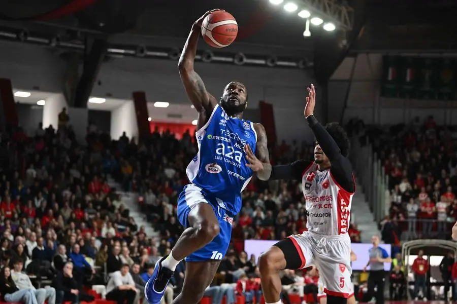 Basket, gli scatti di Varese-Germani