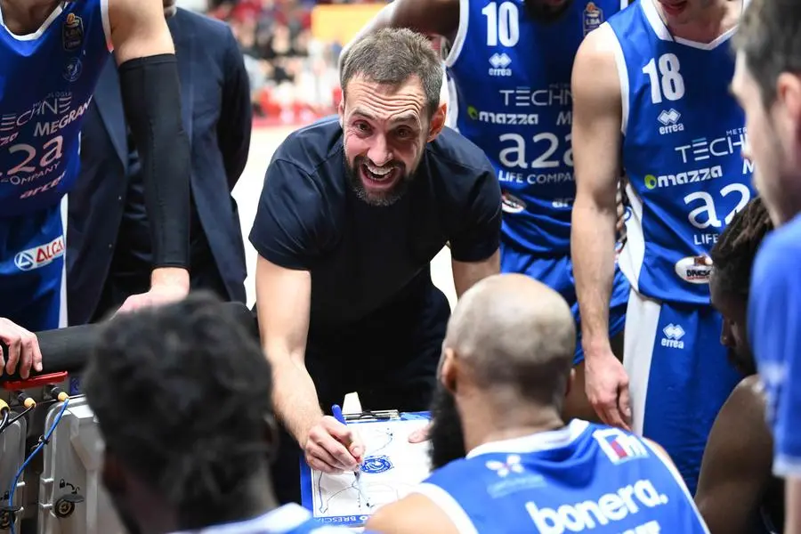 Basket, gli scatti di Varese-Germani