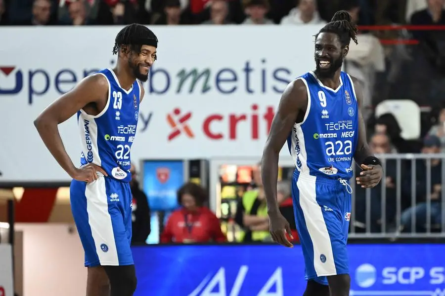 Basket, gli scatti di Varese-Germani