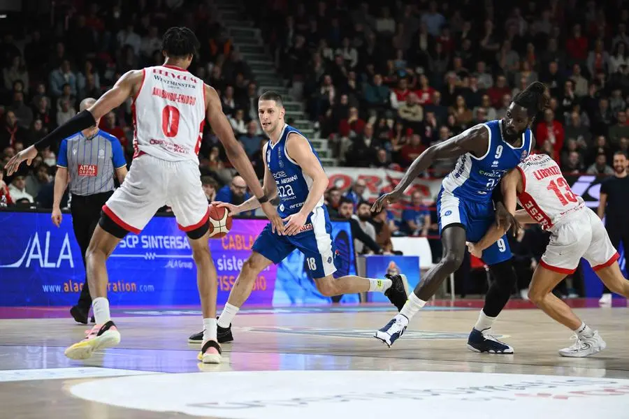 Basket, gli scatti di Varese-Germani