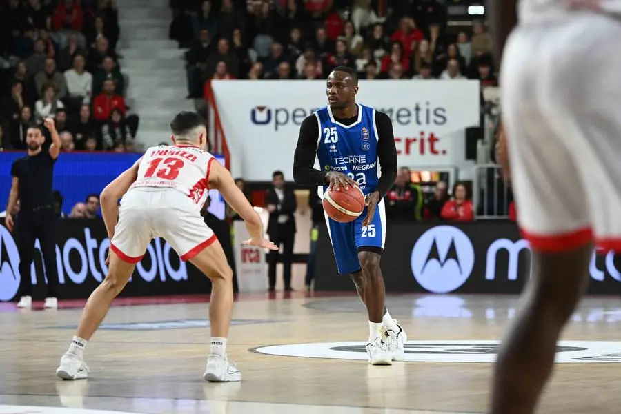 Basket, gli scatti di Varese-Germani