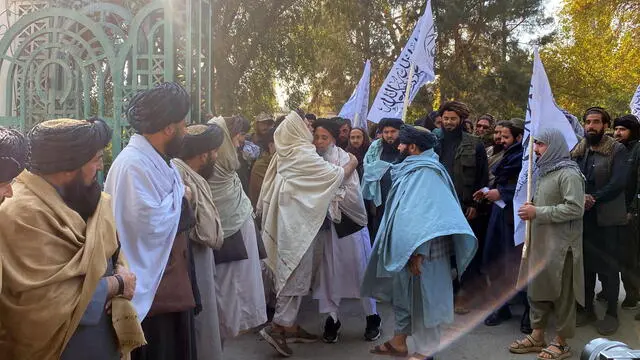 epa11842184 Taliban former fighter Khan Mohammad (C) who was imprisoned in the US, is greeted by the Taliban leaders and supporters as he arrives in Jalalabad, Afghanistan, 21 January 2025. Afghanistan's Taliban authorities announced an agreement with the United States to exchange two American nationals for Khan Mohammad, a Taliban leader serving a life sentence in a California prison. EPA/STRINGER