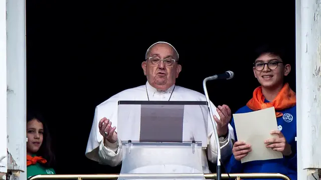 Pope Francis during the Angelus prayer, traditional Sunday's prayer, from the window of his office overlooking Saint Peter's Square, Vatican City, 26 January 2025. ANSA/ANGELO CARCONI