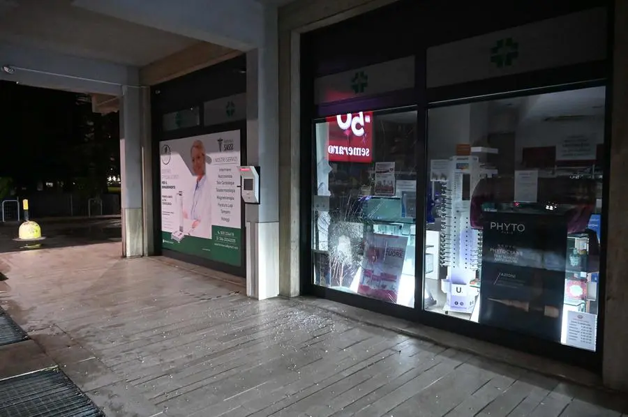 La spaccata alla farmacia in zona Lamarmora