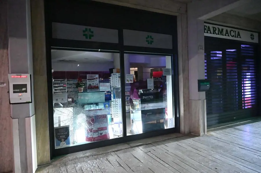 La spaccata alla farmacia in zona Lamarmora