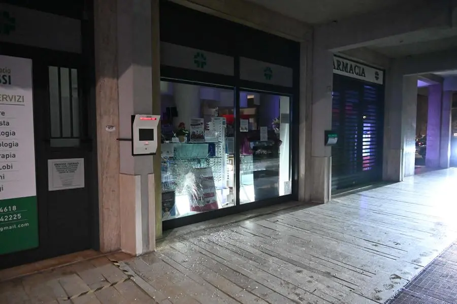 La spaccata alla farmacia in zona Lamarmora