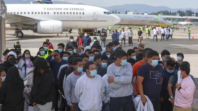 epa11710498 Migrants ,who are part of 56 families, walk after returning to Guatemala City, Guatemala, 08 November 2024. The Guatemalan Migration Institute has announced that between 1 January and 6 November 2024, 60,935 adults and 7,186 minors were returned from the USA and Mexico. The final flights of the year are scheduled for November and December. EPA/MARIANO MACZ