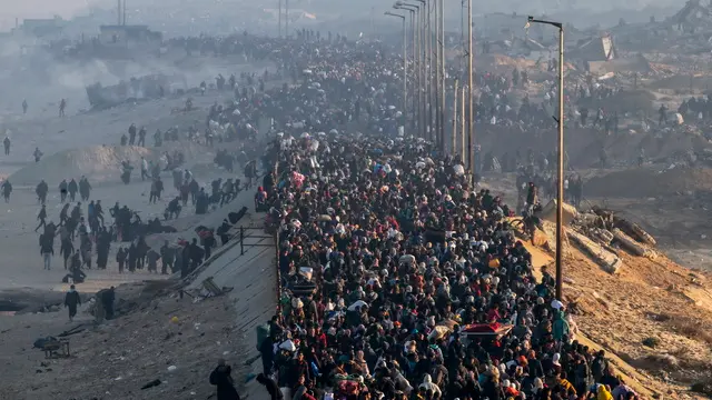 epa11855845 Internally displaced Palestinians walk on Al Rashid road in central Gaza as they return from the south to northern Gaza Strip, 27 January 2025. Israel and Hamas implemented the first phase of a hostage release and ceasefire deal on 19 January 2025. EPA/MOHAMMED SABER