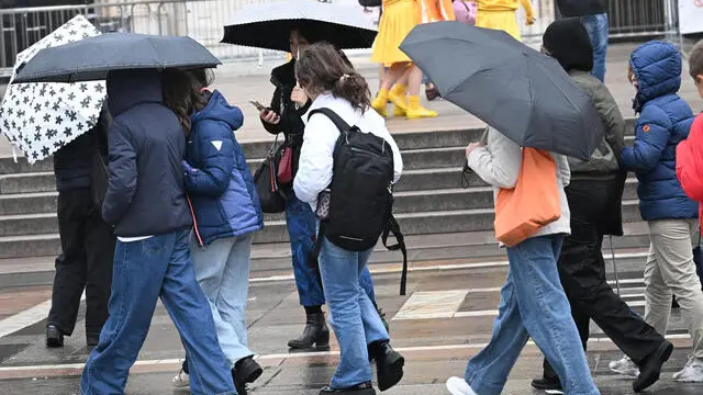 Un gruppo di studenti cammina in piazza Duomo indosssando giacche invernali e proteggendosi dalla pioggia con ombrelli, Milano, 22 febbraio 2024. Sono in arrivo 5 giorni di maltempo, con piogge e vento forte. Previste anche abbondanti nevicate sulle Alpi dove cadrà oltre un metro di neve. ANSA/DANILE DAL ZENNARO