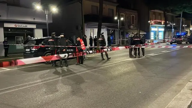 Carabinieri e Polizia municipale intervenuti a Villa Verucchio, nel Riminese, dove un ragazzo egiziano di 23 anni che aveva colpito con un coltello quattro persone urlando frasi in arabo è stato poi ucciso da un colpo esploso dal comandante della stazione dei carabinieri di Verucchio ora iscritto nel registro degli indagati con l'ipotesi di reato di eccesso di difesa, 1 gennaio 2025. ANSA/ ANNA DE MARTINO