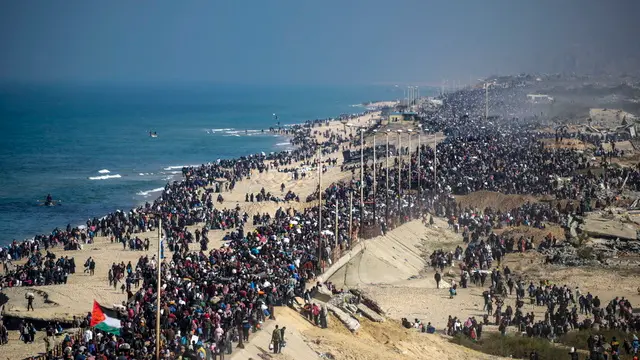 epa11856211 Internally displaced Palestinians make their way from southern to northern Gaza along Al Rashid road, central Gaza Strip, 27 January 2025. Israel and Hamas implemented the first phase of a hostage release and ceasefire deal on 19 January 2025. According to the UN, at least 1.9 million people (or nine in ten people) across the Gaza Strip are internally displaced, including people who have been repeatedly displaced. EPA/MOHAMMED SABER