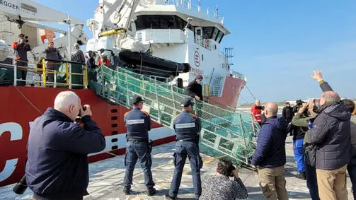 A Ravenna la nave di Emergency con 71 migranti salvati. Attracco al terminal crociere, ci sono anche tre minori