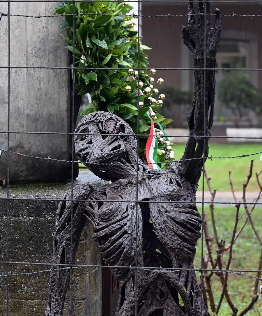 Giornata della memoria, il monumento del deportato in piazzale Cremona