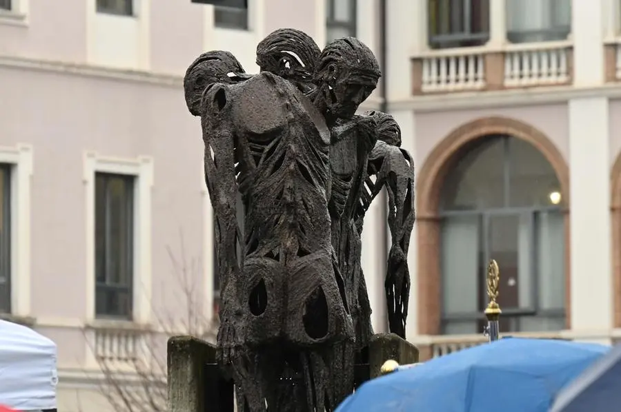 Giornata della memoria, il monumento del deportato in piazzale Cremona