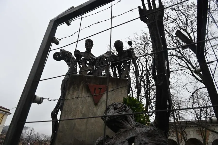 Giornata della memoria, il monumento del deportato in piazzale Cremona