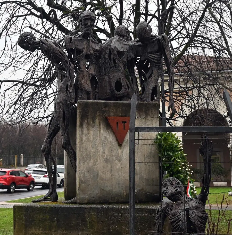 Giornata della memoria, il monumento del deportato in piazzale Cremona