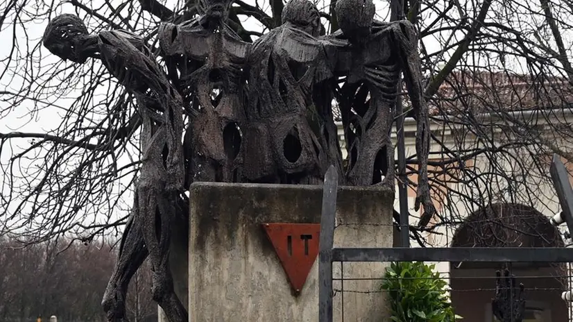 Giornata della memoria, il monumento del deportato in piazzale Cremona