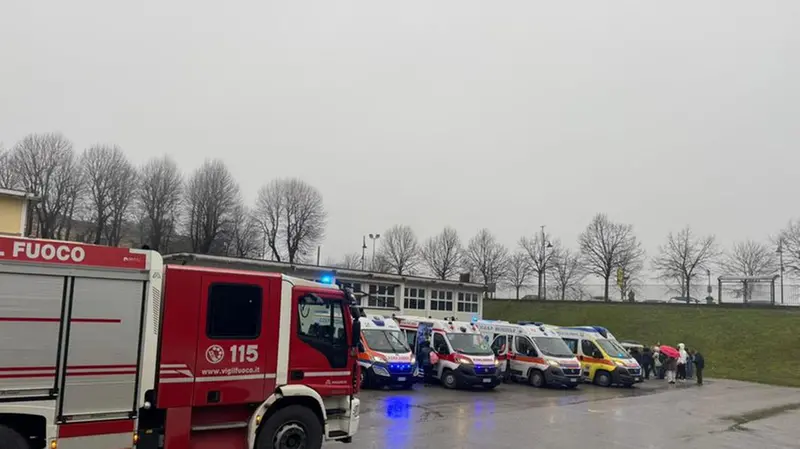 I mezzi di soccorso alla scuola Tarello di Lonato - © www.giornaledibrescia.it