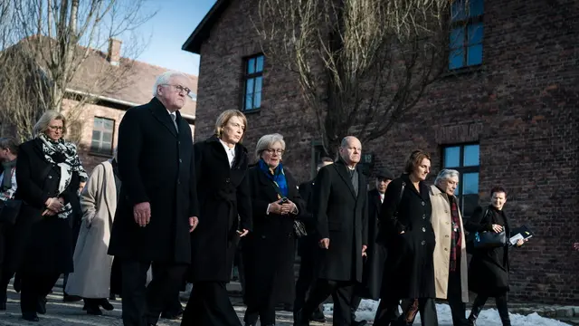 epa11856719 A handout photo made available by the German Government Press Office showing German Chancellor Olaf Scholz (C) and President Frank-Walter Steinmeier (L) entering the former Nazi concentration camp Auschwitz-Birkenau, Poland, on the 80th anniversary of the liberation of the camp 27 January 2025. EPA/Jesco Denzel HANDOUT HANDOUT EDITORIAL USE ONLY/NO SALES