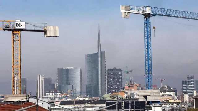 Lo sky line dei grattacieli di Porta Nuova a Milano ripresi dalla terrazza del Duomo il giorno dopo il blocco del traffico deciso per contrastare l'eccesso d'inquinamento nell'aria. Milano 3 Febbraio 2020. ANSA / MATTEO BAZZI