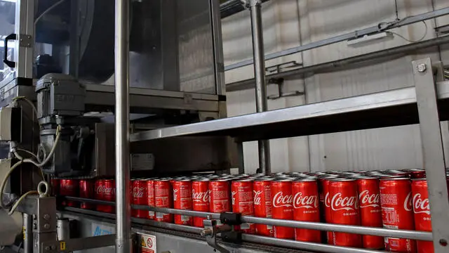 Oggi nello stabilimento della Sibeg nella zona industriale di Catania, imbottigliatore siciliano di Coca Cola, è stato presentato il bilancio di sostenibilità di Sibeg. ANSA/Orietta Scardino