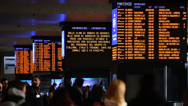 La Stazione Termini nel giorno dello sciopero nazionale del personale del Gruppo Fs, Italo e Trenord Roma, 26 gennaio 2025 ANSA/FABIO CIMAGLIA