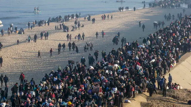 epa11855830 Internally displaced Palestinians walk on Al Rashid road in central Gaza as they return from the south to northern Gaza Strip, 27 January 2025. Israel and Hamas implemented the first phase of a hostage release and ceasefire deal on 19 January 2025. EPA/MOHAMMED SABER