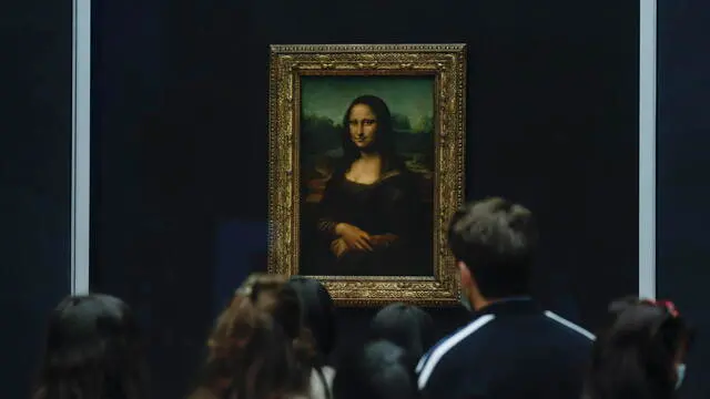 epa09211382 Visitors wearing protective face masks line up to see Leonardo da Vinci's painting La Gioconda (Mona Lisa), at the Louvre Museum in Paris, France, 19 May 2021. France eases some of its coronavirus disease (COVID-19) restrictions starting on 19 May, allowing cultural place, cinema, restaurants and cafes to admit customers outdoors, as pressure on hospitals and intensive care units in the country is diminishing. EPA/YOAN VALAT