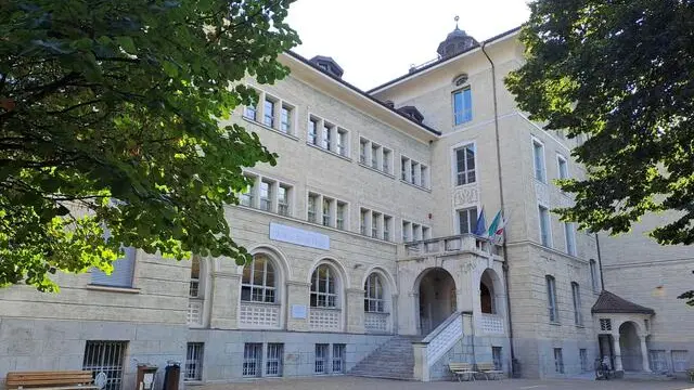 La scuola elementare di lingua tedesca Goethe ha introdotto per la prima volta una prima classe formata solo da bambini con background migratorio, Bolzano, 28 agosto 2024. "In una classe tutti gli alunni partono da zero, nessun parla infatti tedesco. Devo garantire l'insegnamento, ma non devo neanche perdere di vista i bambini di madrelingua tedesca", dice la preside Christina Holzer. ANSA/STEFAN WALLISCH