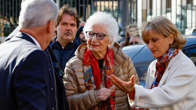 La senatrice Liliana Segre affiancata da Noemi Di Segni (D), presidente dell'Unione delle comunita’ ebraiche italiane arriva per la cerimonia di apposizione di una corona davanti alla lapide dei deportati della Sinagoga maggiore di Roma nell’ambito delle iniziative per il Giorno della Memoria, Roma 27 gennaio 2025. ANSA/FABIO FRUSTACI