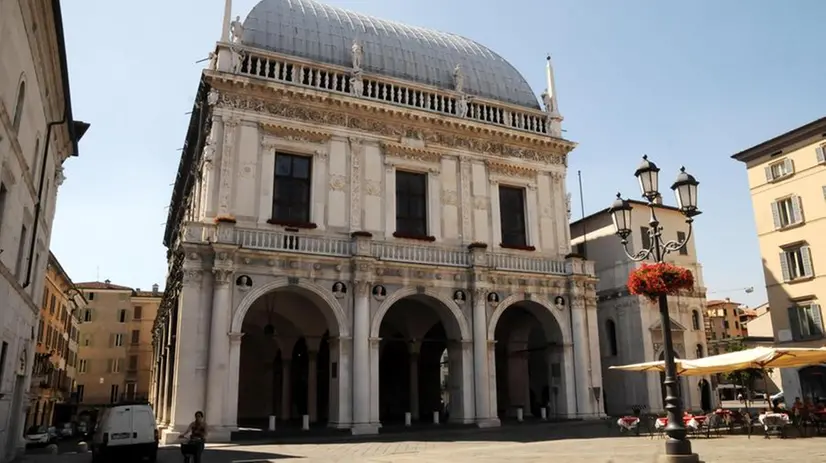 Palazzo Loggia in una foto d'archivio - © www.giornaledibrescia.it