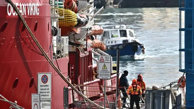 Attraccata a ponte Colombo la Ocean Viking la nave che aveva salvato davanti 83 migranti su un barcone davanti alle coste libiche. Genova, 24 gennaio 2025. ANSA/LUCA ZENNARO