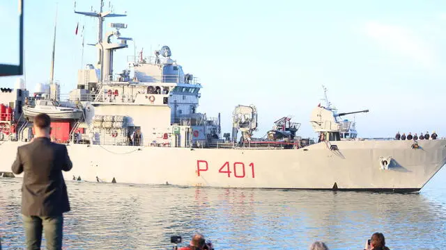 epa11857539 People watch the Italian Navy patrol vessel 'Cassiopea', carrying a group of migrants who were rescued over the weekend in international south of Lampedusa, arriving in the port of Shengjin, Albania, 28 January 2025. Under the Italy-Albania deal, Italy has sent a group of 49 migrants to reception centers in Albania in a plan aimed at deterring sea crossings by processing asylum claims outside the European Union (EU). The initiative faced legal setbacks after Italian courts ruled that migrants could not be held in Albania due to concerns over their legal status. In response, the Italian government adjusted the legal framework, hoping this would strengthen the policy, which allows up to 3,000 non-vulnerable men to be housed temporarily in Italian-run facilities in Albania. EPA/MALTON DIBRA