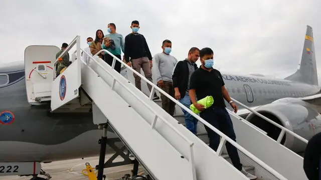 epa11858223 A handout photo made available by the Colombian Government press office shows Colombian citizens leave a Colombian Air Force (FAC) plane after landing at El Dorado airport in Bogota, Colombia, 28 January 2025. First group of 110 Colombian citizens deported from the US arrived to Bogota. EPA/COLOMBIAN PRESIDENCY / HANDOUT MANDATORY CREDIT HANDOUT EDITORIAL USE ONLY/NO SALES