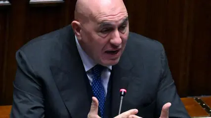 Il ministro della Difesa, Guido Crosetto, durante le comunicazioni per la proroga dell'autorizzazione alla cessione di mezzi, materiali ed equipaggiamenti militari in favore dell'Ucraina, nell'aula della Camera, Roma, 22 gennaio 2025. ANSA/ETTORE FERRARI