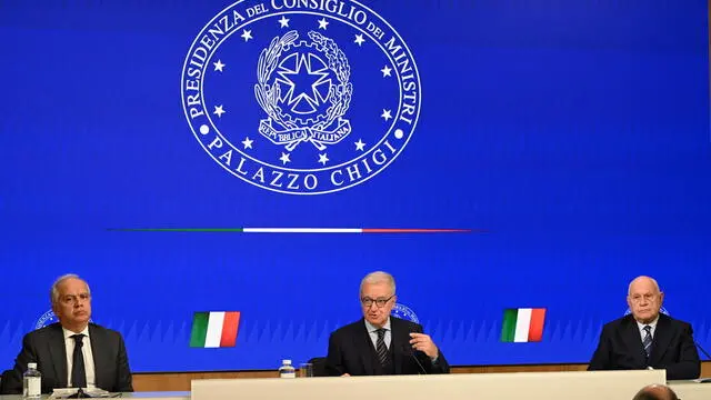 Il sottosegretario alla Presidenza del Consiglio, Alfredo Mantovano (C) con il ministro dell'Interno, Matteo Piantedosi ed il ministro della Giustizia, Carlo Nordio, nel corso della conferenza stampa al termine del Consiglio dei Ministri convocato per la decisione dei giudici sui migranti in Albania, Roma 21 ottobre 2024. ANSA/MAURIZIO BRAMBATTI